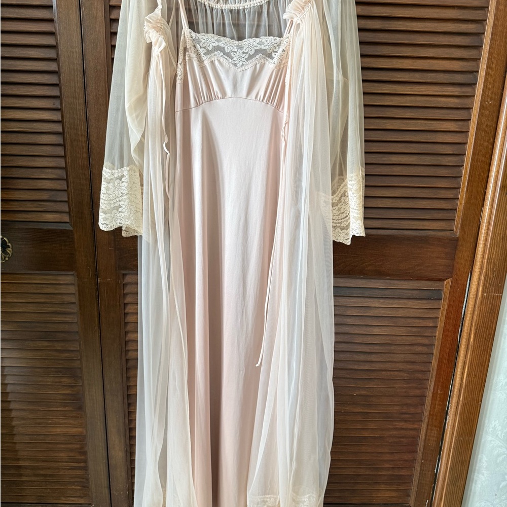 Vintage Elegant Light Peach Lace Nightgown and Robe Set